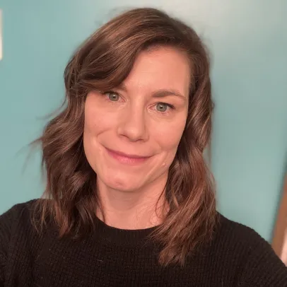 Smiling headshot of Dani Williams against a teal wall