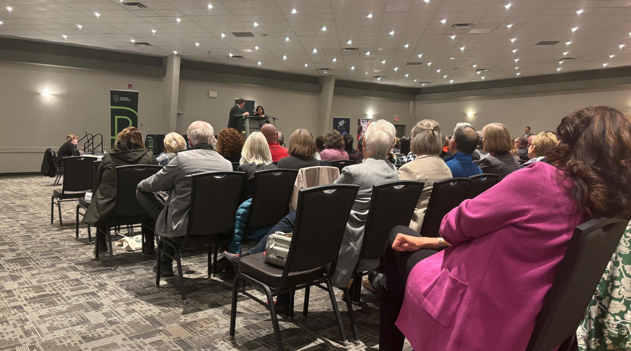 Stuart Cullum thanks the Honourable Jody Wilson-Raybould in front of a seated crowd