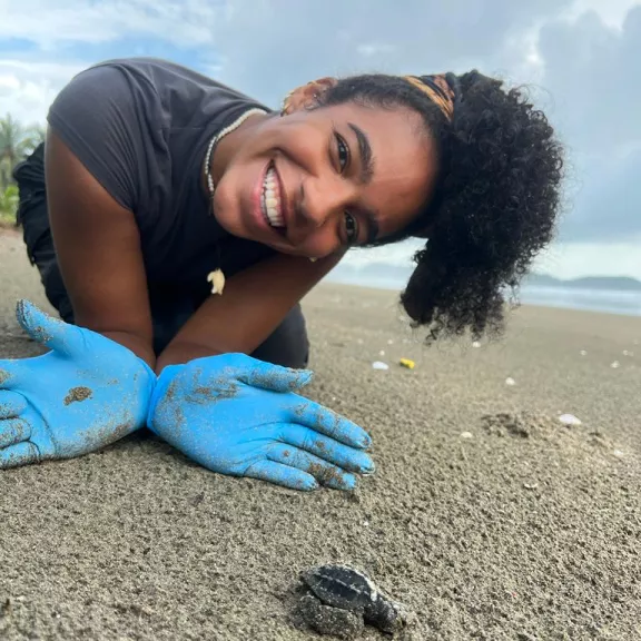 Keanna Richards posing with turtle